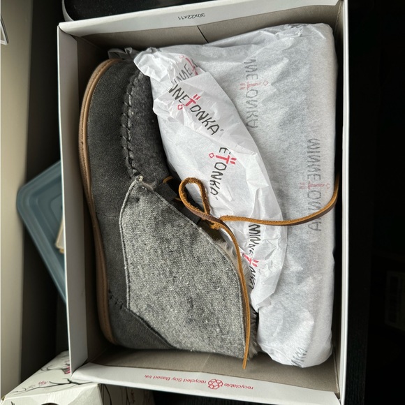 MinneTonka Slippers NWT - Picture 2 of 9
